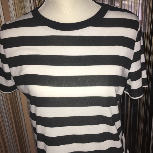 ⭐️HOST⭐️PICK ⭐️🖤Pink Victoria’s Secret 🖤T Shirt - Picture 4 of 7